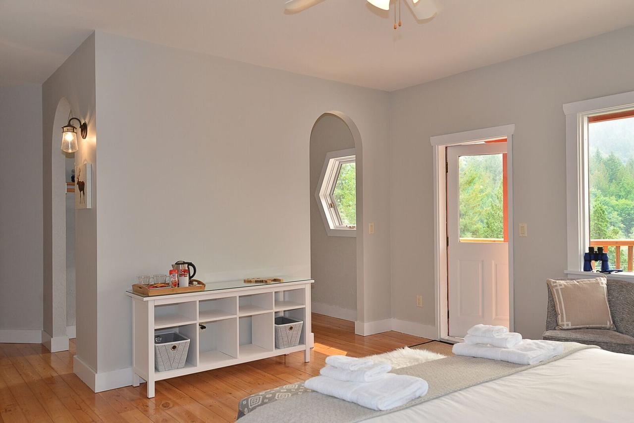 Sunshine Villa B&B Madeira Park ภายนอก รูปภาพ