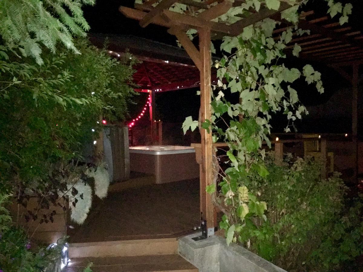 Sunshine Villa B&B Madeira Park ภายนอก รูปภาพ