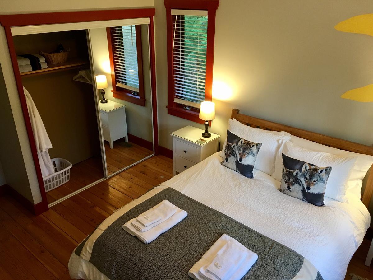 Sunshine Villa B&B Madeira Park ภายนอก รูปภาพ