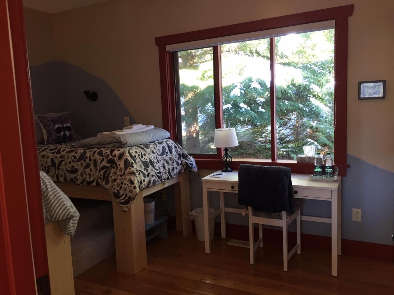 Sunshine Villa B&B Madeira Park ภายนอก รูปภาพ