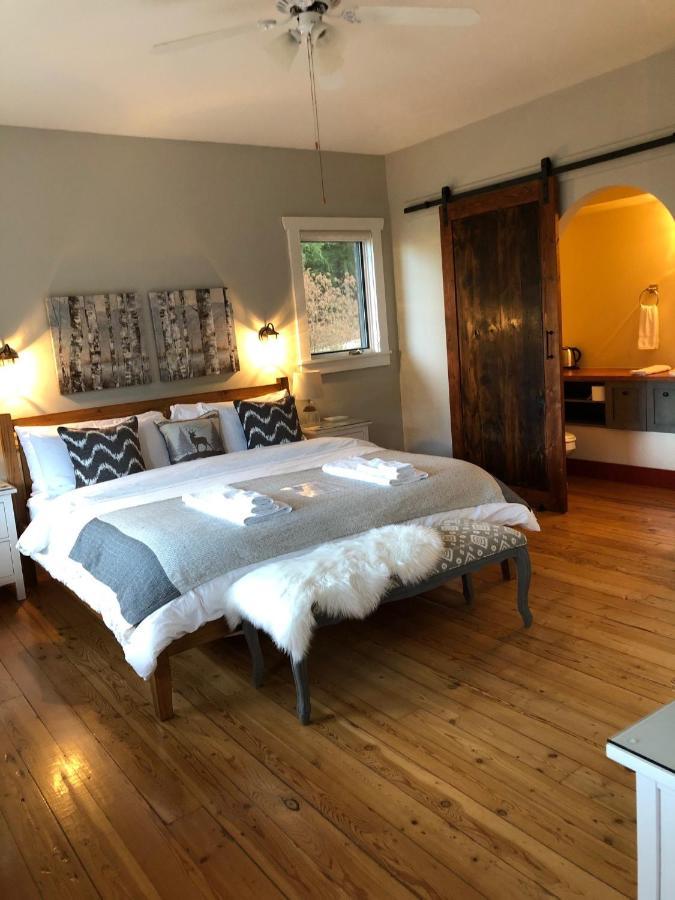 Sunshine Villa B&B Madeira Park ภายนอก รูปภาพ